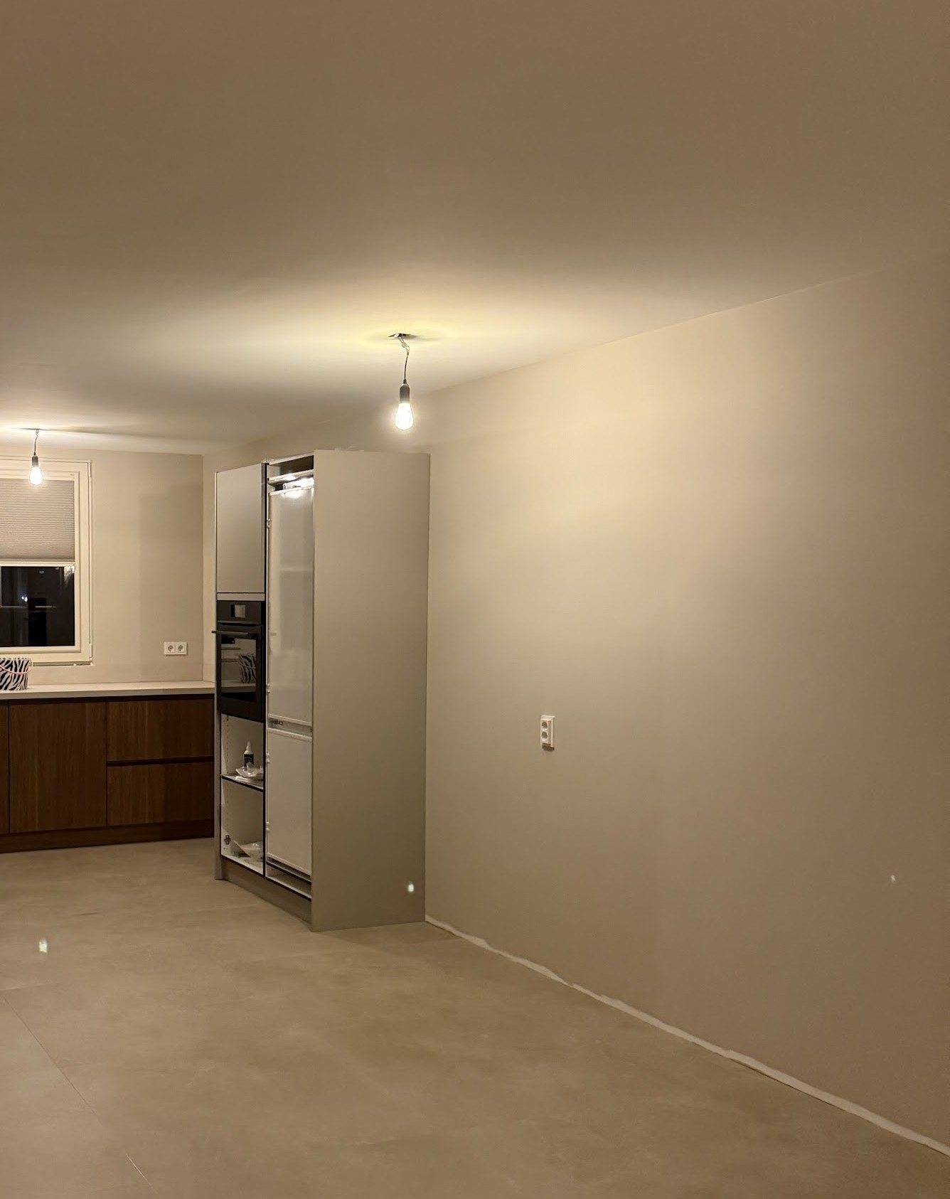 Keuken en woonruimte met strak gestuukte wanden en plafond